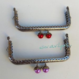 Μεταλλικό πλαίσιο-κούμπωμα (bag handle) με χρωματιστό μαργαριτάρι