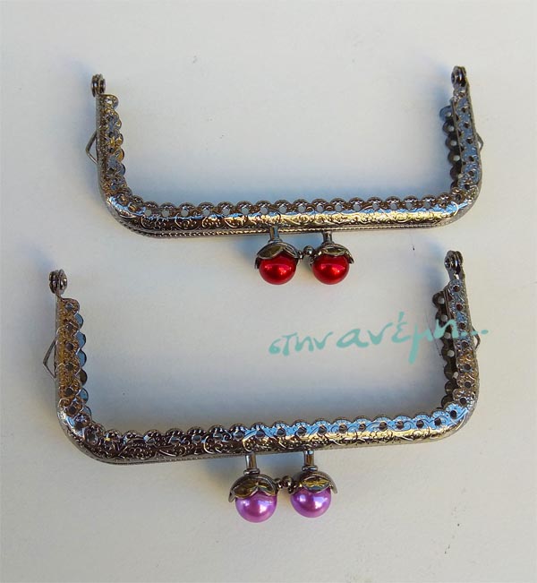 Μεταλλικό πλαίσιο-κούμπωμα (bag handle) με χρωματιστό μαργαριτάρι